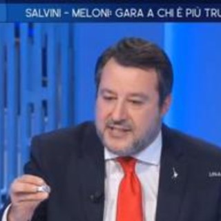 Salvini regala un Bacio a Lilli Gruber: &quot;E' la giornata della gentilezza&quot; - Video