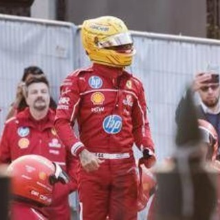 Hamilton, brivido all'evento Ferrari: esce dalla macchina ma rischia di cadere - Video