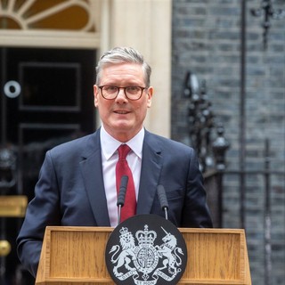 Starmer si insedia a Downing Street “Ricostruiremo la Gran Bretagna”