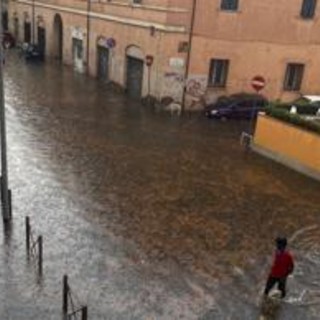 Bomba d'acqua a Roma, pioggia e vento forte: strade allagate