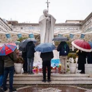 Papa Francesco, Vaticano: &quot;Condizioni stabili, prognosi resta riservata&quot;