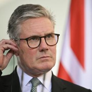 Migranti, Telegraph: &quot;Starmer a Roma per imparare successo Italia nel gestire crisi&quot;