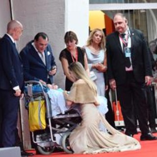 Venezia 81, l'incontro tra Angelina Jolie e un fan disabile sul red carpet: &quot;È una persona di cuore&quot;