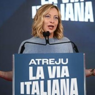 Meloni infiamma Atreju: &quot;Avanti con riforme&quot;. Attacchi a Schlein, Prodi e Landini