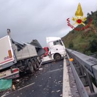 Roma, tir perde controllo sulla A1: chiusa autostrada