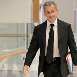 Braccialetto elettronico per Sarkozy, ex presidente sospende attività pubbliche