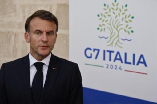 G7, gelo Meloni-Macron alla cena: lui fa il baciamano
