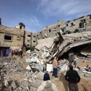 Gaza, media: nuovi raid Israele sulla Striscia, uccisi almeno 17 civili