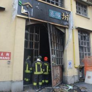 Milano, incendio all'emporio: procura indaga per strage