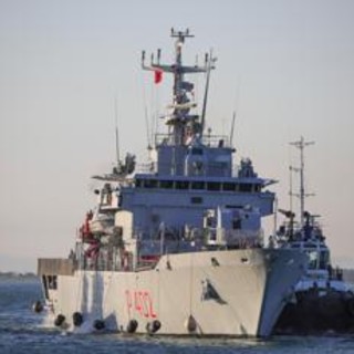 Migranti Albania, nave Libra arrivata al porto di Shengjin: 8 a bordo