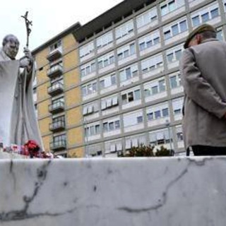 Papa Francesco, Vaticano: &quot;Notte tranquilla, sta riposando&quot;