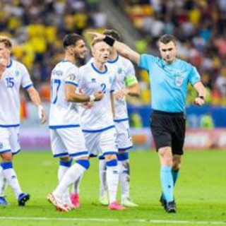 Polemiche in Romania-Kosovo: cori pro Serbia, i calciatori ospiti lasciano il campo - Video