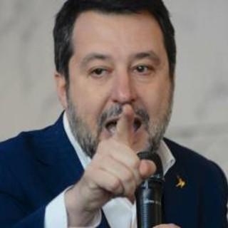 Scontri Bologna, Salvini contro i centri sociali: &quot;Covo di delinquenti, vanno sigillati&quot;