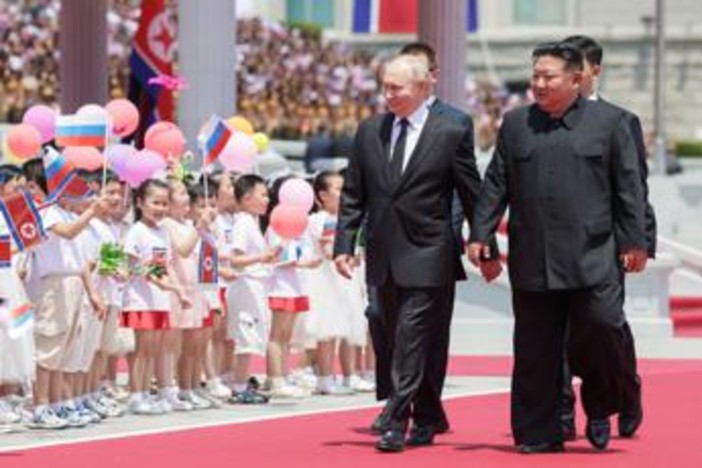 Fiori, bimbi e palloncini: la festa di Kim per Putin come un vecchio film sovietico