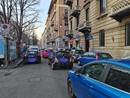 auto in corso Palestro con banchi del mercato