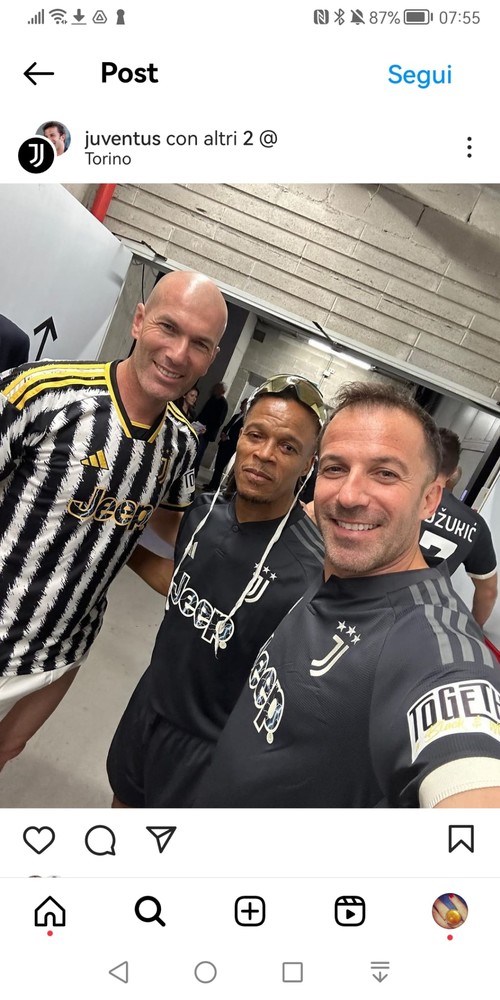 Tre calciatori che fanno un selfie