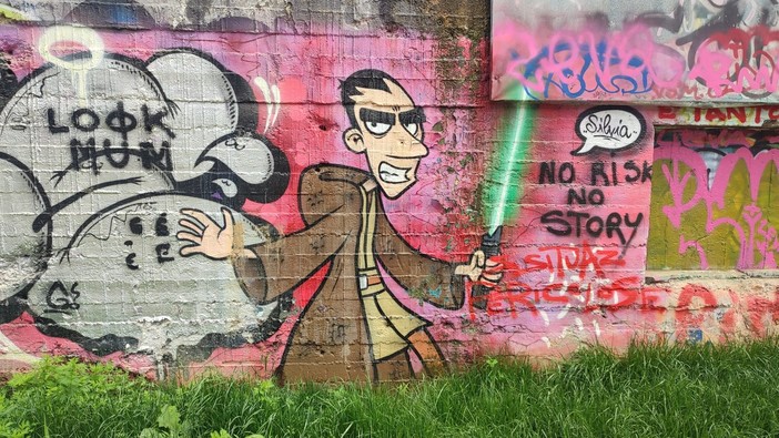 Zerocalcare sbarca a Torino anche in versione “Star Wars” con spada laser: l'omaggio street art al Parco Dora