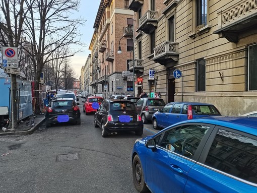 auto in corso Palestro con banchi del mercato